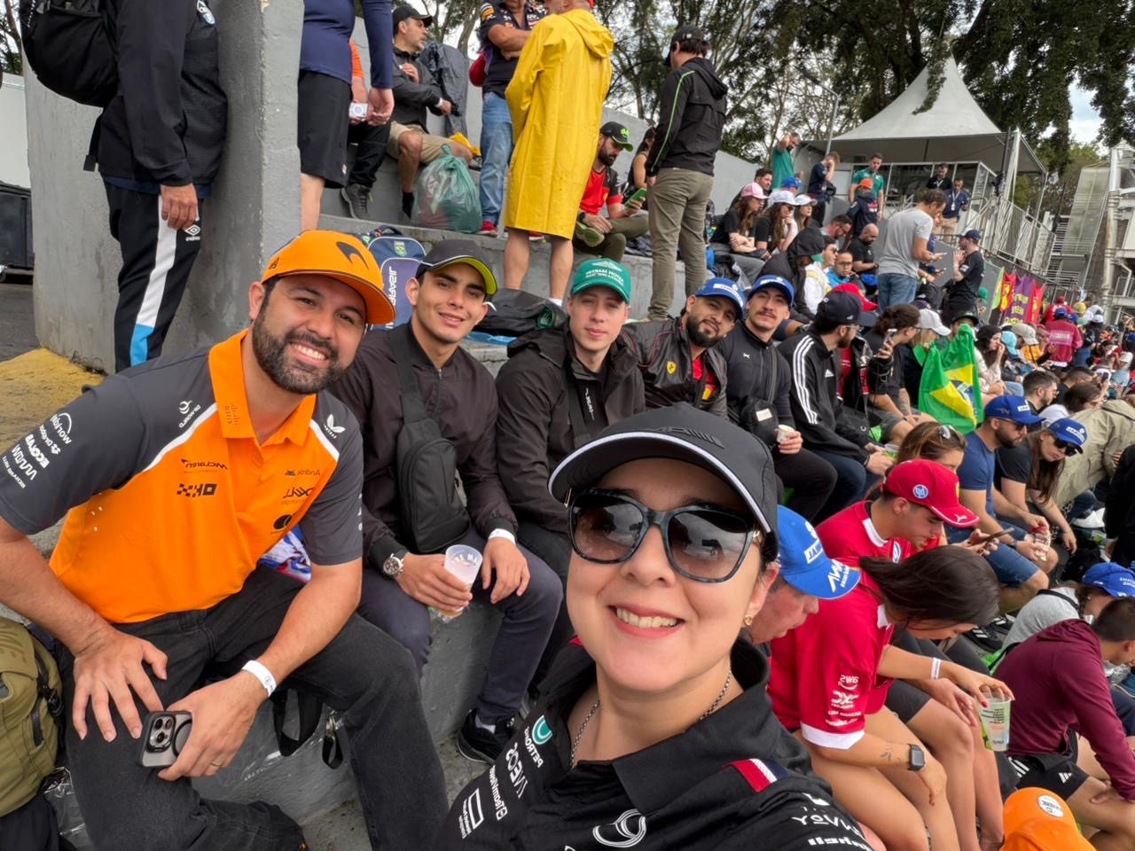 Grupo de viajeros de JUHU Travel sonriendo en la tribuna de Interlagos durante el Gran Premio de São Paulo 2025