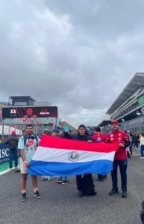 Victor, socio fundador de JUHU Travel, con pasajeros en el circuito de Interlagos