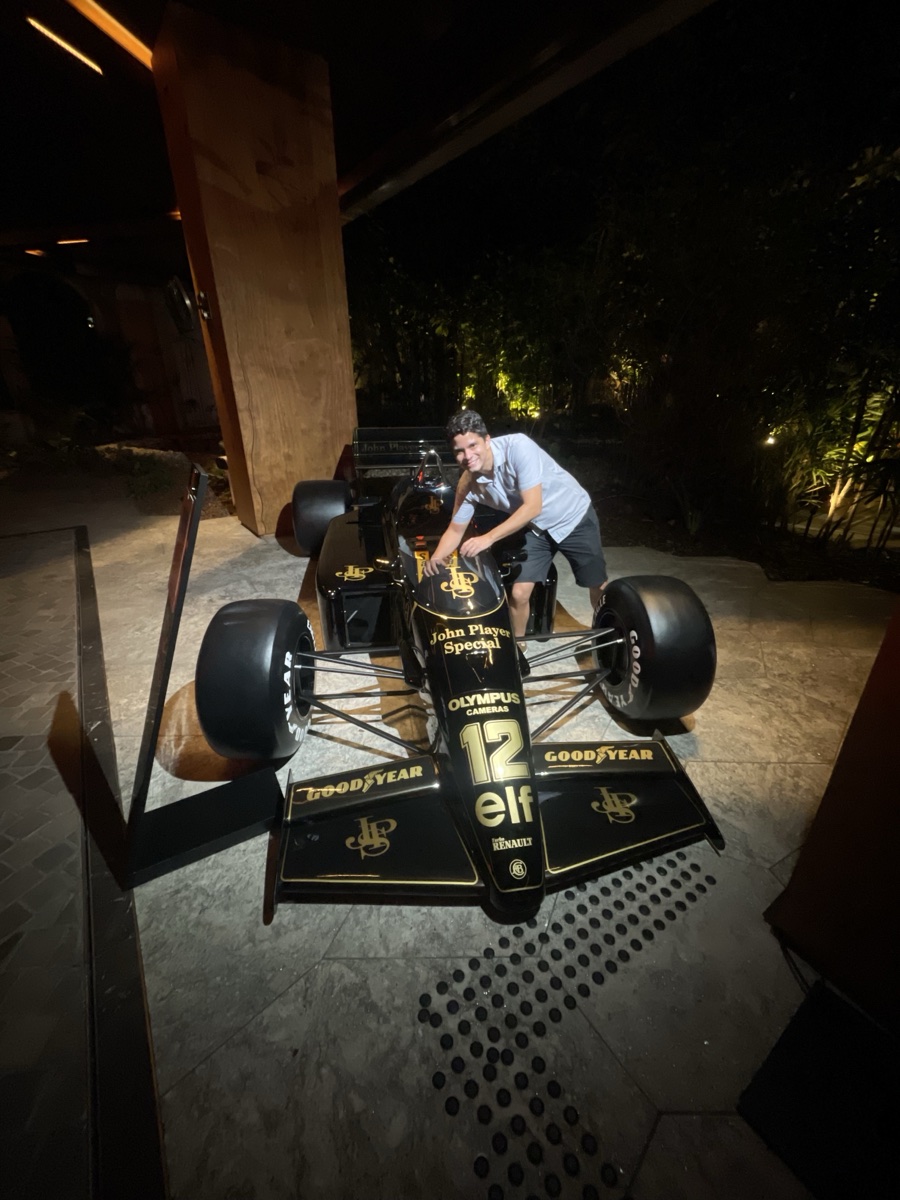 Réplica del Lotus 97T de Ayrton Senna, con la librea negra y dorada de John Player Special, expuesta de noche