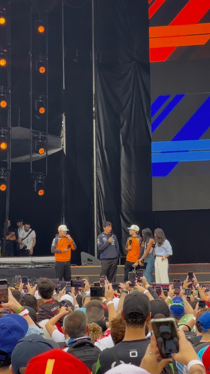Pilotos de McLaren sobre el escenario de la fan zone, frente al público con los teléfonos en alto