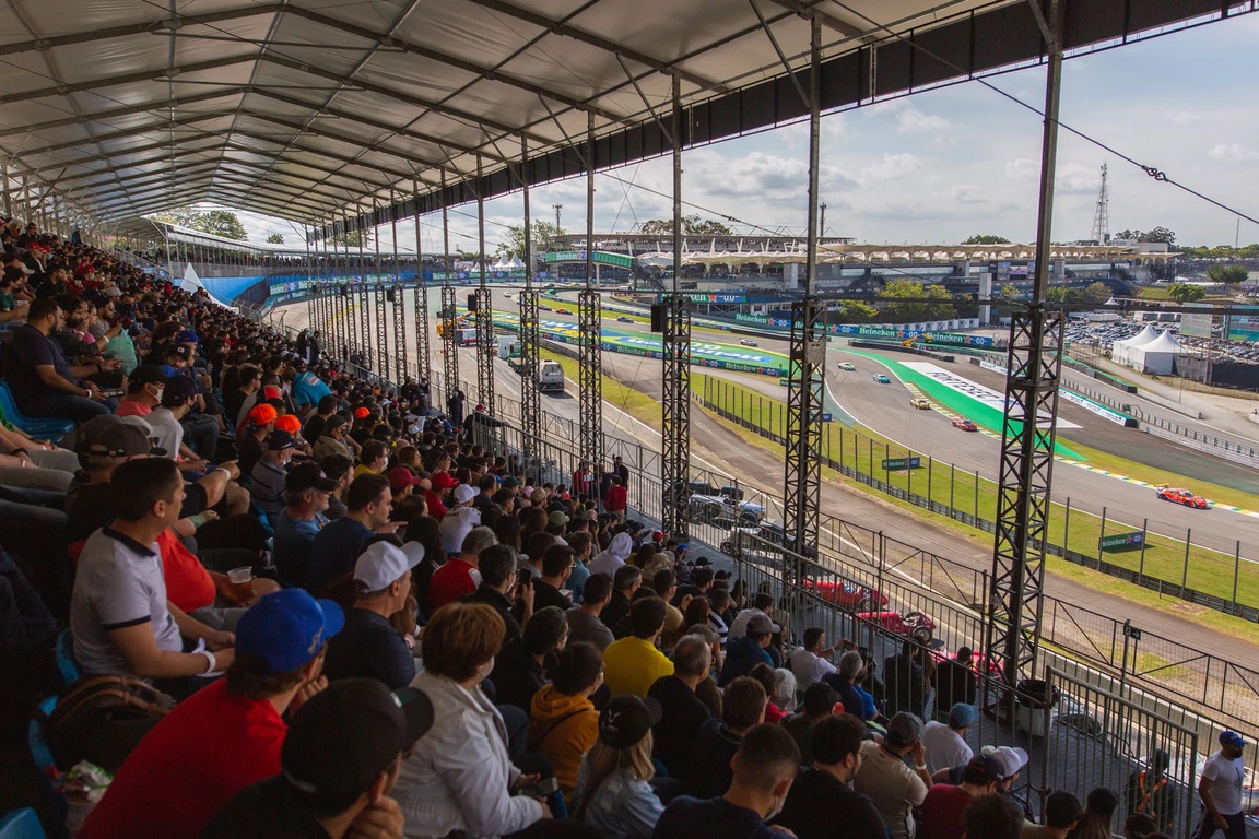 Vista desde el Sector H de Interlagos: la &ldquo;S&rdquo; do Senna y la Curva do Sol, desde una tribuna techada y llena